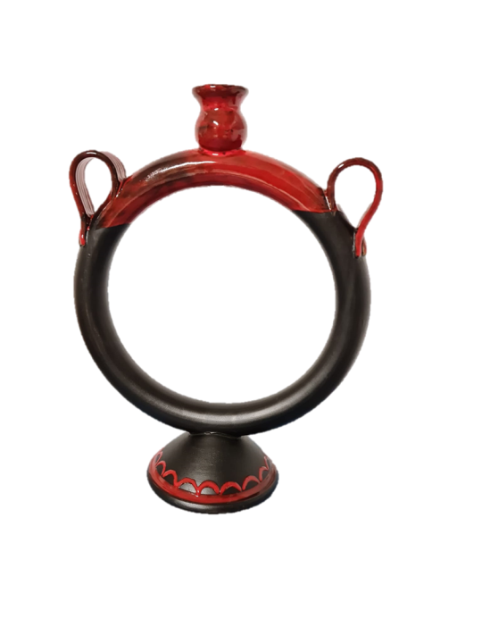 Andrea Farci, anfora anulare in nero e rosso, che esaltano l'aspetto antico e moderno di questo oggetto della tradizione sarda.
