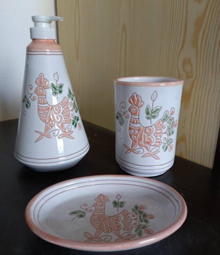 Andrea Farci, ceramiche artistiche artigianali: oggetti d'uso foggiati e decorati a mano col motivo della pavoncella sarda