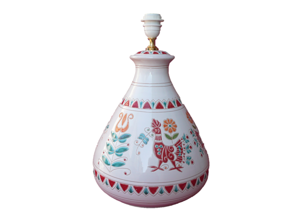 Andrea Farci, tradizione e colore in questa base lampada decorata col motivo della pavoncella in rosso