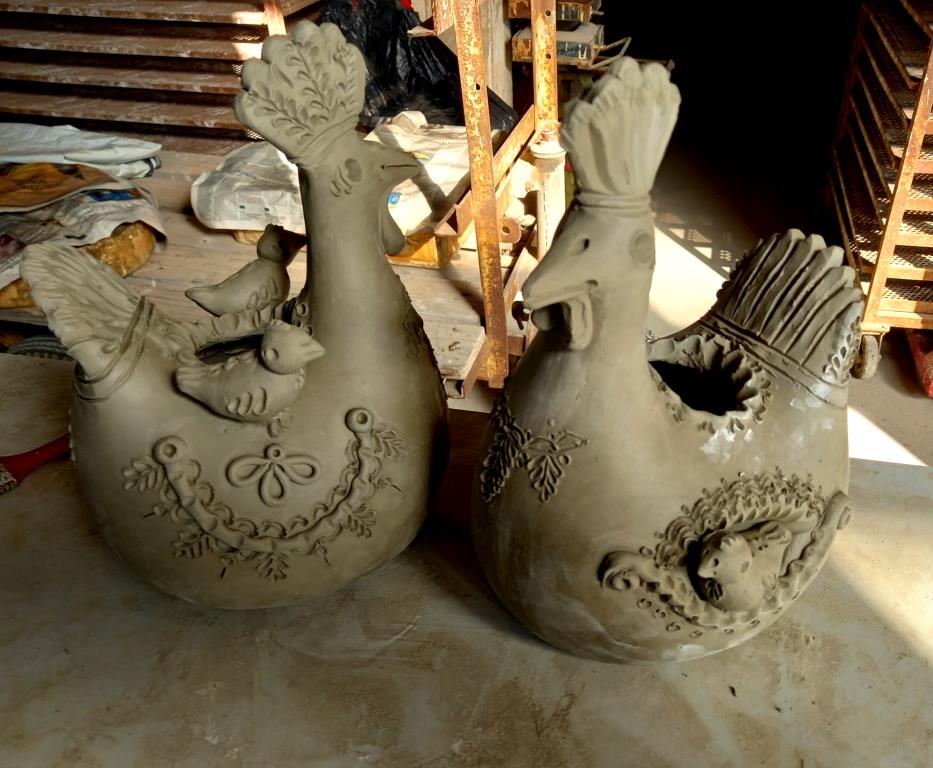 Andrea Farci: foggiatura delle gallinelle classiche con pulcini (lavorazione artigianale della ceramica)