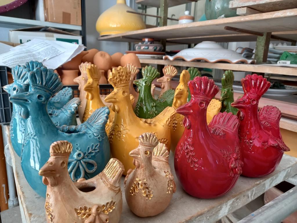 Andrea Farci, ceramiche artistiche artigianali: gallinelle classiche in colori vivaci