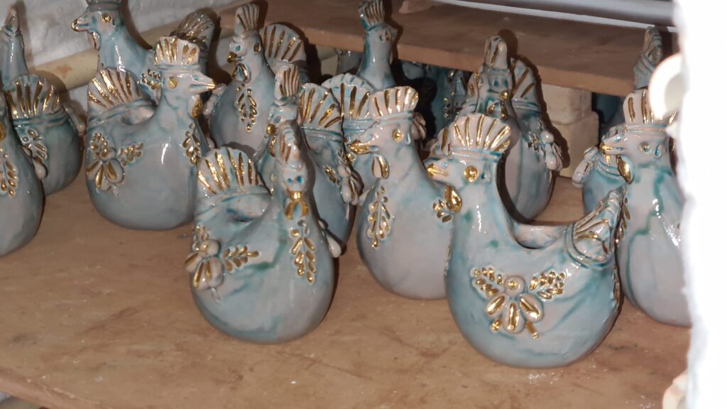 Andrea Farci, ceramiche artistiche artigianali: gallinelle con oro