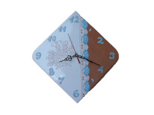 Orologio quadro diagonale bianco con pizzo e tocchi di azzurro