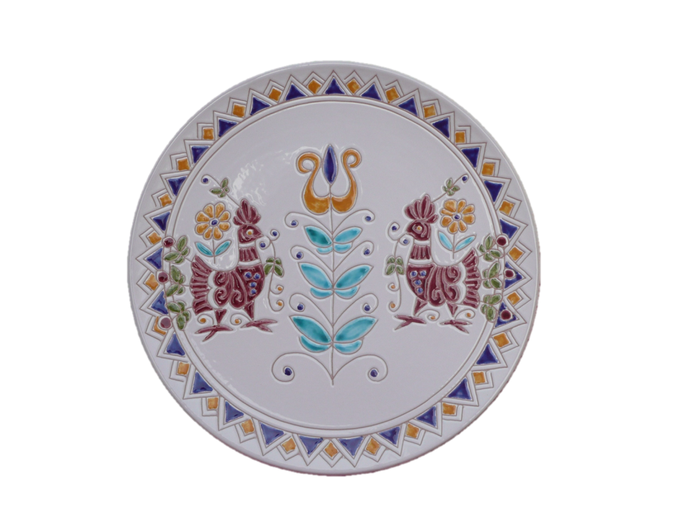Andrea Farci, piatto decorato col motivo pavoncella in rosso e colori in armonia cromatica.
